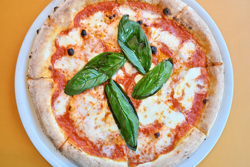 16-30mm F2.8 G2 A064 sample picture pizza